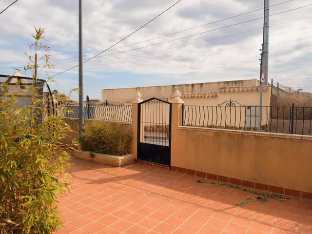 Acogedora casa de planta baja con jardín mediterráneo, patio soleado y gran garaje privado en Las Palas — 5