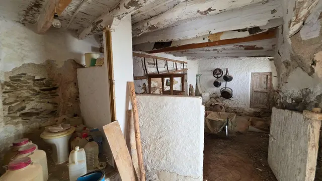 ¿Buscas espacio sin límites? 400 m2 de puro potencial en el corazón de Uleila. — 37