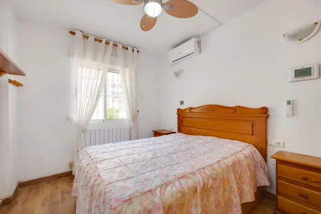 Apartamento 2 dormitorios con parking y piscina comunitaria en Torrevieja — 12