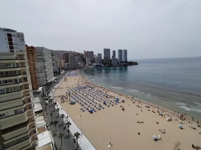 Apartamento de esquina con 2 dormitorios y terraza acristlada en 1 Linea playa Levante. — 11