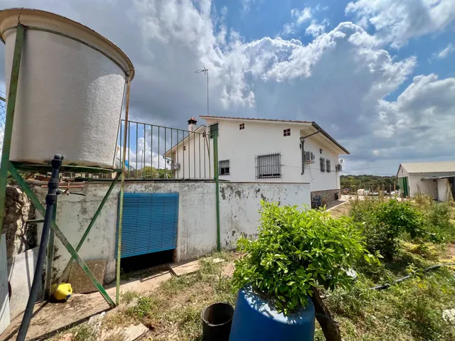 E.  FINCA CON PISCINA, HUERTO, POZO Y VIVIENDA DE 3 PLANTAS — 23