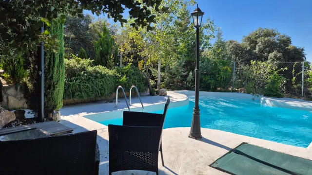 Precioso chalet con espectacular piscina y jardín autóctono — 13