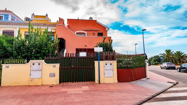 BUNGALÓ EN PRIMERA PLANTA CON JARDÍN PRIVADO, SOLÁRIUM DE 47