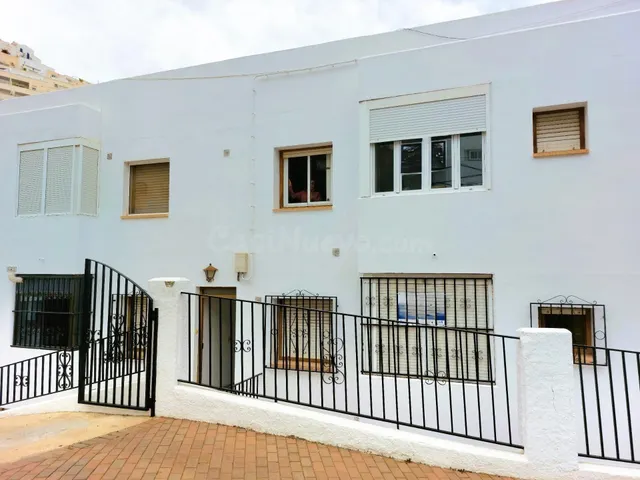 Piso de 4 dormitorios y garaje en la Fuente de Mojácar - foto 2