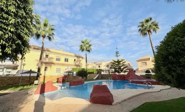 BUNGALOW EN PLANTA BAJA CON 60M2 DE JARDÍN PRIVADO Y PISCINA - foto 3