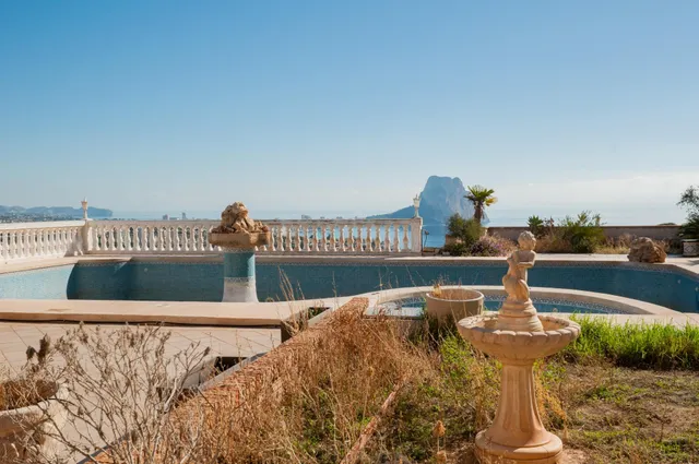 Amplia villa con vistas panorámicas al mar y pista de tenis privada en Calpe — 48