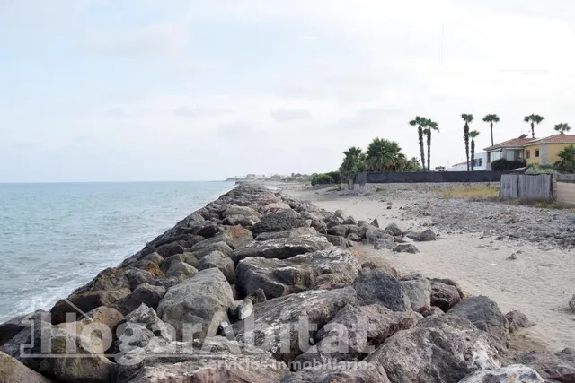 TERRENO URBANO EN PRIMERA LÍNEA JUNTO AL MAR — 37