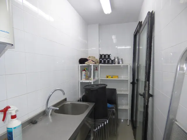 Local montado como cafeteria en buena zona. — 22