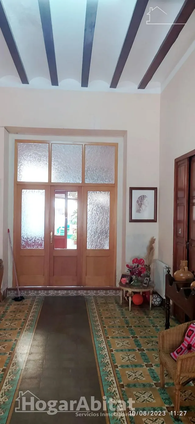 AMPLIA CASA CON MUCHA POSIBILIDAD Y TERRAZA — 23