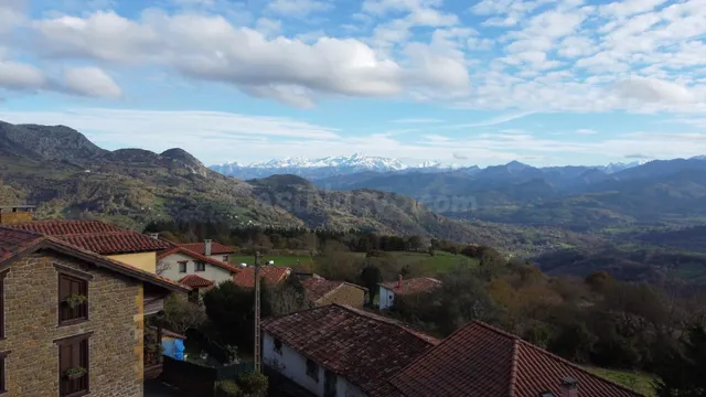 Dos casas para reformar en el corazón de Piloña con vistas a - foto 2