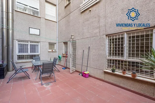 Piso con gran patio en Carretera de la Sierra — 5