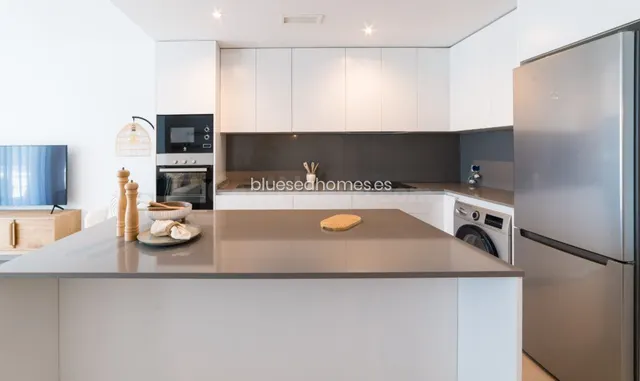 Venta de piso con tres dormitorios en Estepona, Málaga, Cost - foto 5