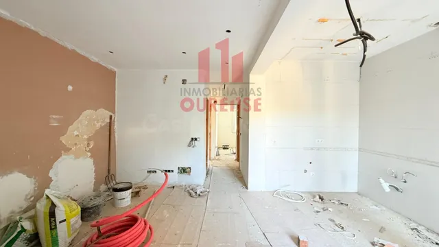 CASA SIN REMATAR CON PARCELA EN PLENO CASCO URBANO DE OURENS - foto 4