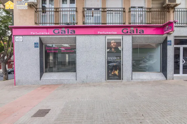 Local de 200 metros en venta en el centro de El Altet. — 2
