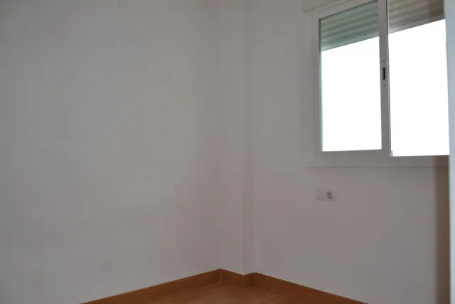 Tu próximo hogar en Sanlúcar la Mayor: tres dormitorios, patio y sótano — 26