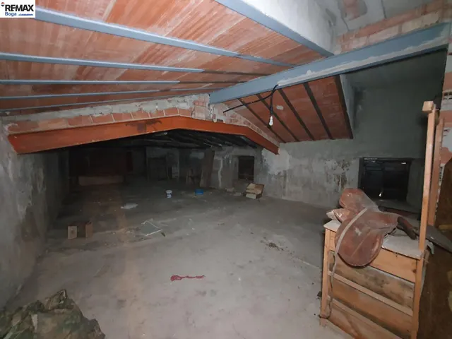 Amplia casa en sitio privilegiado. — 48