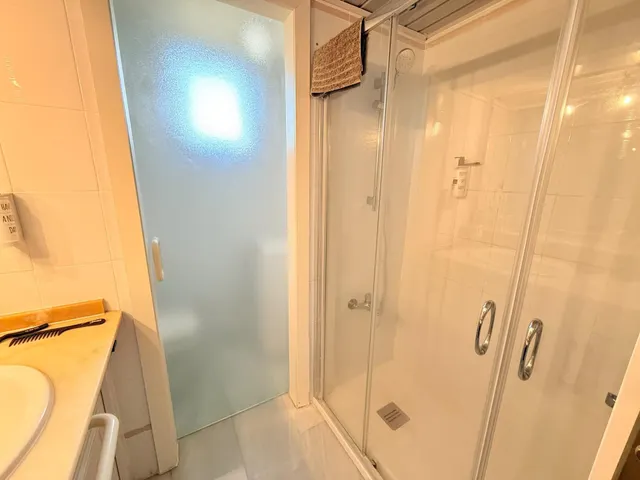 Apartamento con una gran terraza esquinera en  la urbanización Arpón II, en el kilómetro 4 de La Manga del Mar Menor. — 23