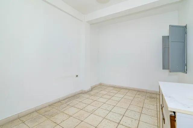 Oportunidad Única: Amplio Piso para Reformar en Camino de Ronda ✨ — 16
