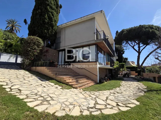 ESPECTACULAR CASA CON JARDÍN Y PISCINA PRIVADA EN LA CIUDAD  - foto 2