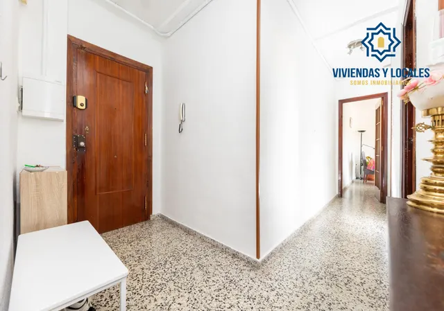 En Venta Piso de 4 dormitorios con ascensor, ideal para reformar a tu gusto. — 23