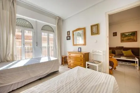 Apartamento de 2 dormitorios a 50 metros del mar en Acequión, Torrevieja — 9