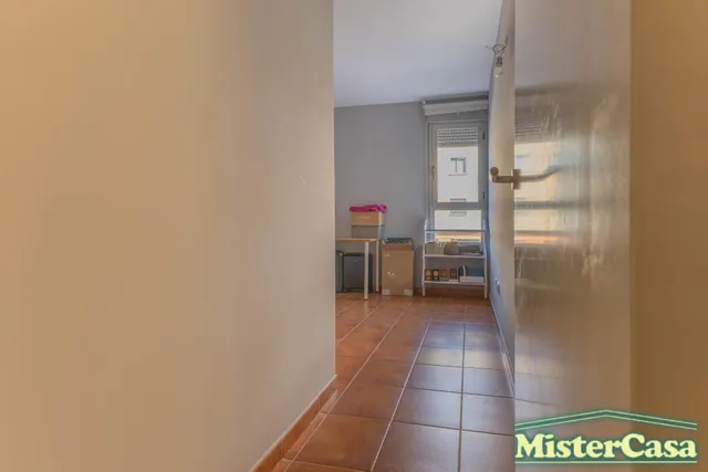 EXCLUSIVA. Piso zona sur VPO . 3 dormitorios , 2 baños , terraza . Plaza de garaje y trastero . — 16