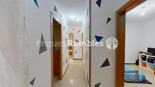 Amplio piso de 4 habitaciones en el centro de Vilanova del Camí — 17