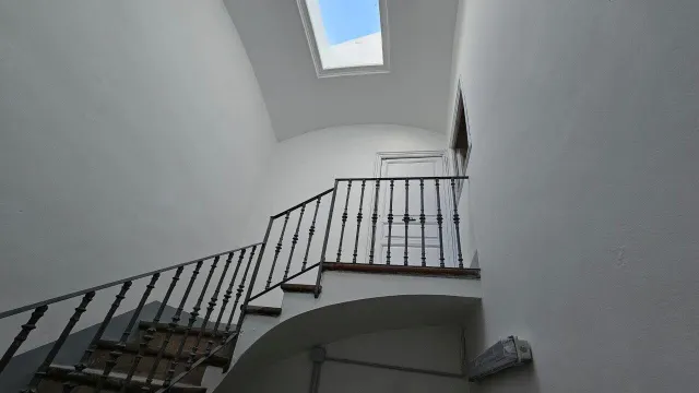Edifificio neoclasico en el centro de Figueres. — 30