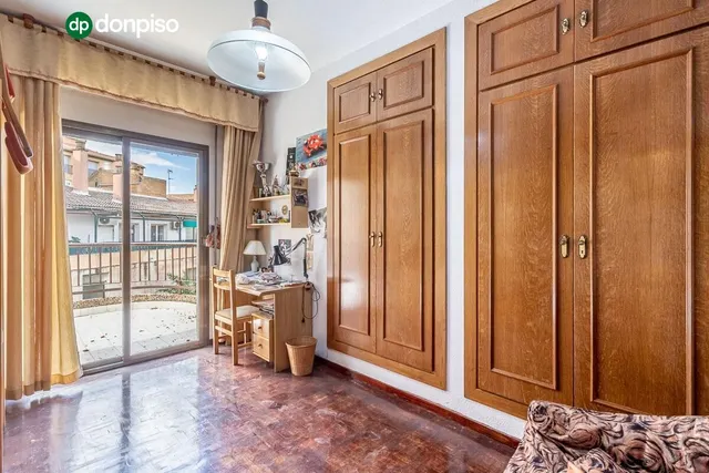 Pisazo en paseo del salón - Granada — 28