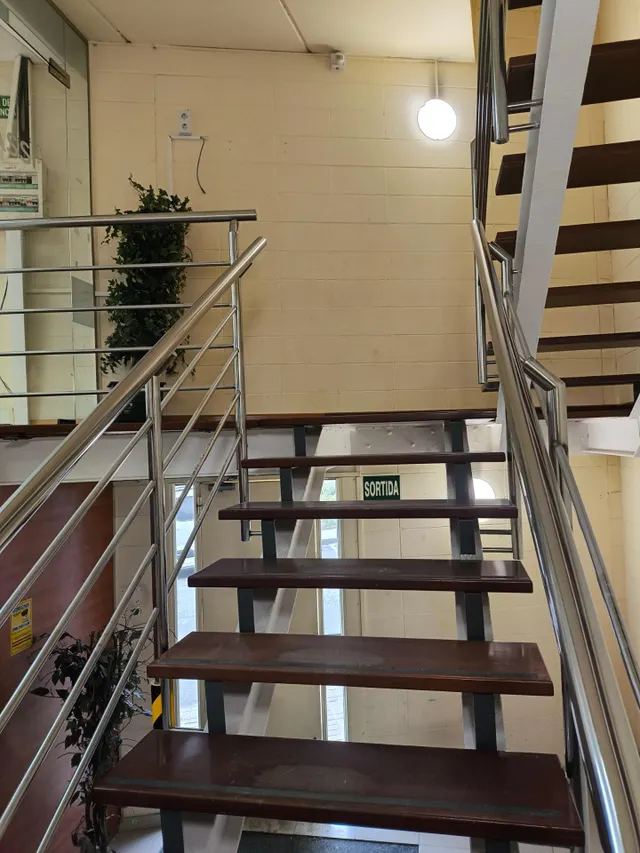 Tu espacio profesional con luz natural en el corazón industrial de El Masnou — 10