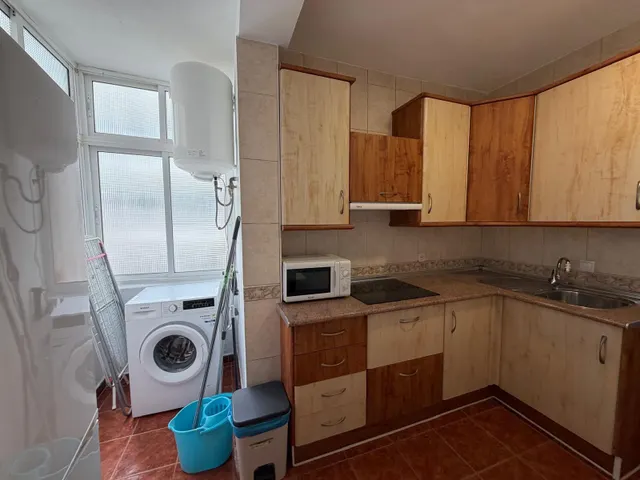 Piso en alquiler de larga temporada en Avenida Blas Infante – 1.300 €/mes — 12