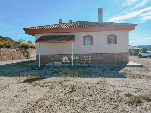 SE VENDE CHALET DE OBRA NUEVA AL LADO DEL PUEBLO DE MACISVEN - foto 2
