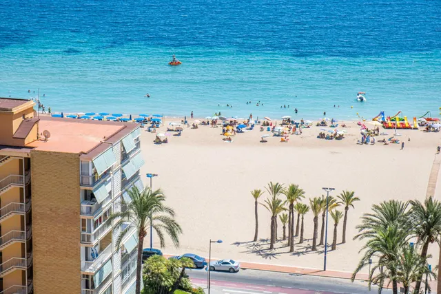 Ático en segunda línea de playa Poniente con vistas panorámicas al mar, a la playa y a la ciudad. — 6