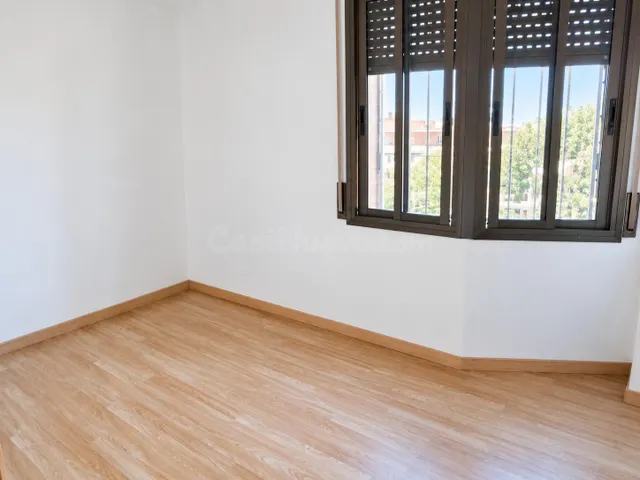 Piso luminoso de 3 habitaciones en Singuerlín, Santa Coloma de Gramenet — 2