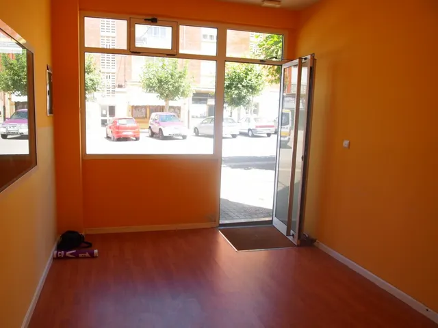 LOCAL COMERCIAL EN LA ZONA ALTA DE PONFERRADA — 2