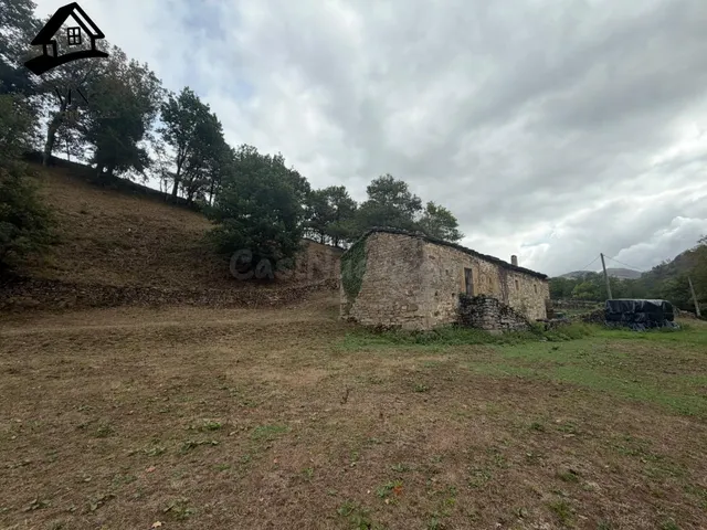 Dos cabañas pasiegas pareadas en finca llana ,con luz, agua  - foto 3