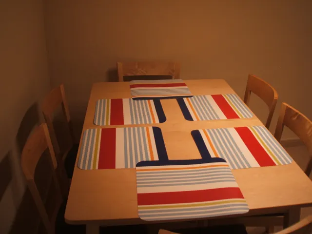 PISO AMUEBLADO DE DOS DORMITORIOS EN PLANTA BAJA, CON AMPLIO SALÓN, COCINA INDEPENDIENTE Y PATIO. CALEFACCIÓN DE GAS INDIVIDUAL, AIRE ACONDICIONADO, ARMARIOS EMPOTRADO. — 21