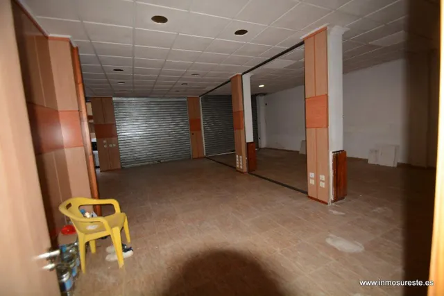 Alquiler de local comercial con dos persianas en pleno centro de la ciudad de Orihuela. — 4