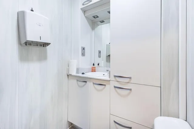 **Luminoso local comercial de 67 m2 con dos amplios escaparates** — 7
