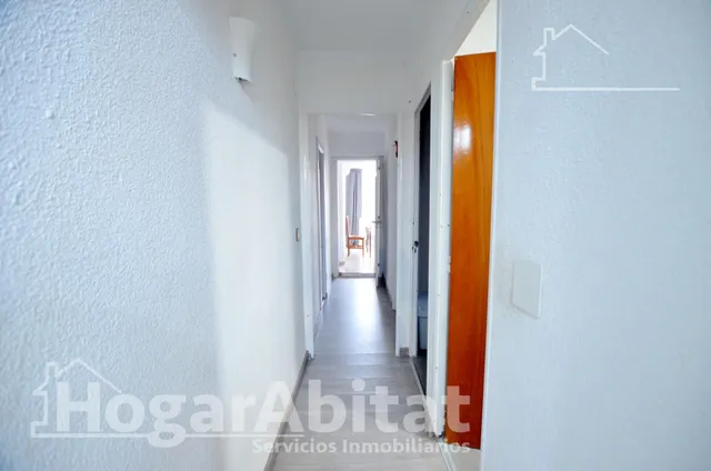 Gran amplitud y excelente ubicación a cinco minutos de la playa en este piso reformado — 16