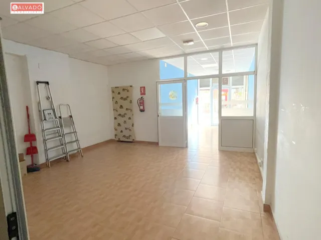 ¡CENTRICO LOCAL COMERCIAL DE 135 M2! — 2