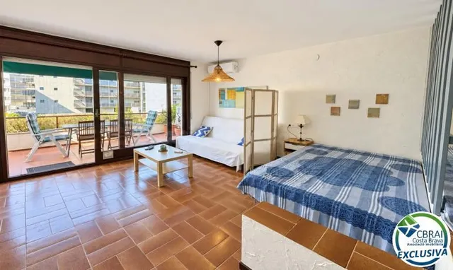Amplio estudio con terraza y licencia turística a 80 metros  - foto 2