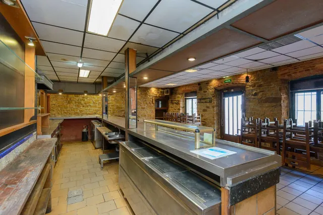 Casa tradicional con tres viviendas y antiguo local hostelero en arroes, Villaviciosa — 19