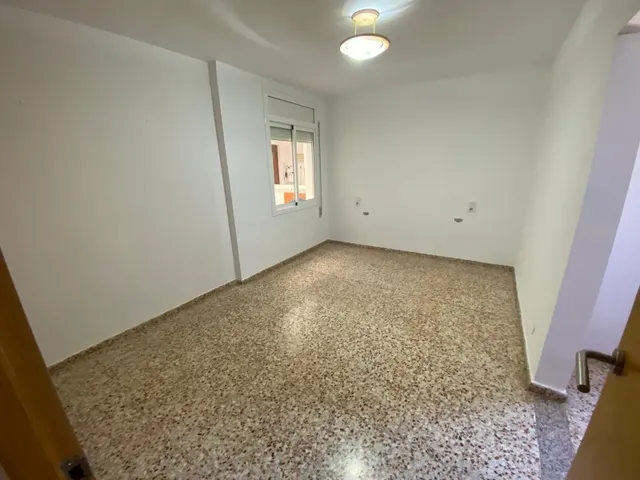 ¡AMPLIO PISO EN UNA ZONA TRANQUILA DE ALCANAR! — 25