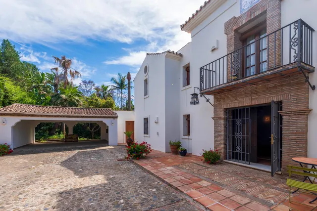 Elegante casa andaluza con vistas al golf en El Paraíso — 8
