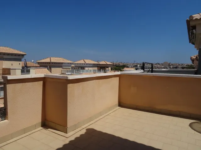 ADOSADO CON JARDÍN Y PISCINA — 17