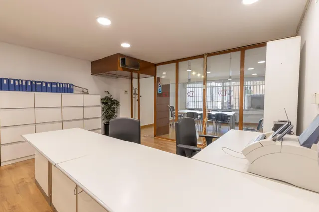 LOCAL COMERCIAL EN CALLE ÁNGEL GANIVET – UBICACIÓN PRIVILEGIADA — 27