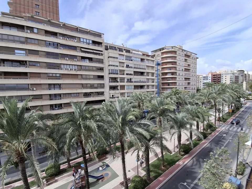 SE ALQUILA PRECIOSA Y REFORMADA VIVIENDA DE 4 DORMITORIOS - PASEO DE SOTO ALICANTE