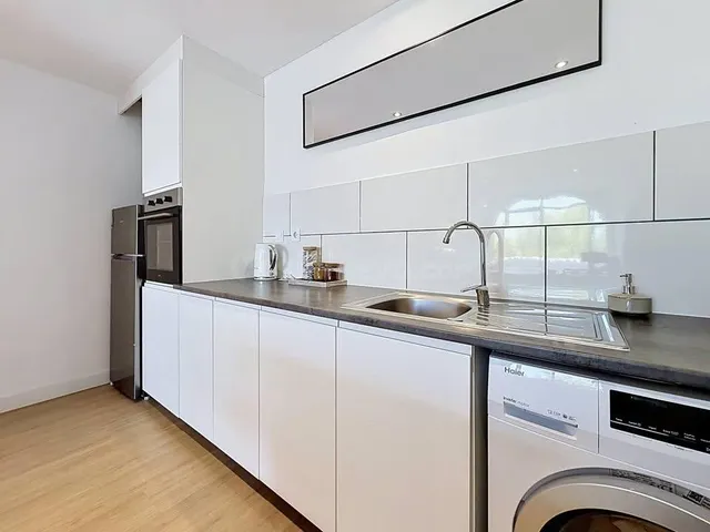 Apartamento con piscina y pistas deportivas — Una de las zon - foto 4