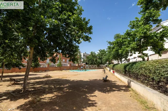 ESPECTACULAR VIVIENDA ADOSADA DE 4 DORMITORIOS CON SÓTANO, TERRAZAS Y PATIO EN GRANADA — 27